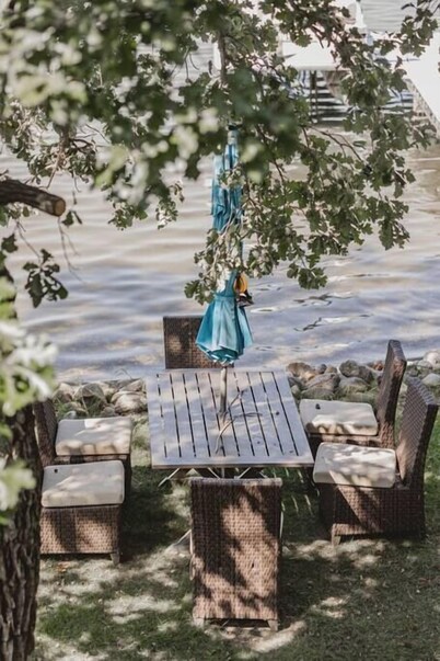 Shoreside 4b/4b walkout retreat with perfect sand