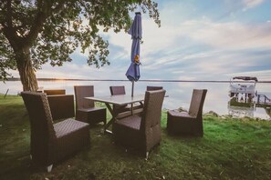 Outdoor dining - Shoreside 4b/4b walkout retreat with perfect sand (Otto Township)