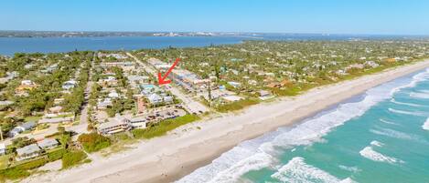 Nær stranden, solsenger og strandhåndklær