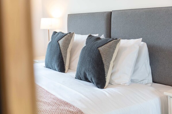 2 habitaciones, tabla de planchar con plancha, cuna de viaje y wifi 