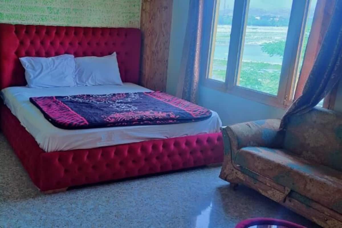 Tabla de planchar con plancha, wifi gratis y ropa de cama