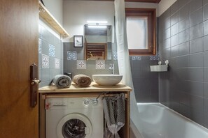 Hair dryer, towels - Les Louveteaux - Two Bedroom Apartment, Sleeps 4 (La Bresse)