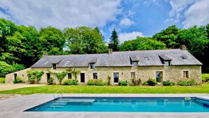 A stone house with a swimming pool in front. - Kerguestenen - Longère pour 12 avec piscine (Inguiniel)