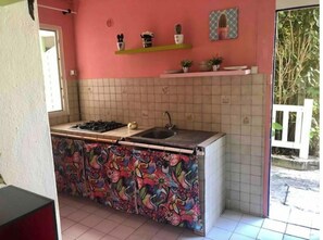 Private kitchen - Cosy renovated studio, 50 meters from the beach, Bas du Fort (Pointe-à-Pitre)