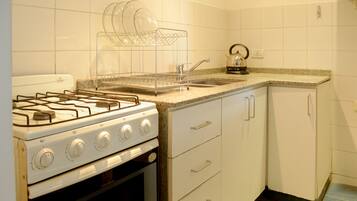 Mikroaaltouuni, uuni, keittoastiat/astiat/ruokailuvälineet