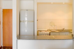 Microones, forn i utensilis de cuina, vaixella i coberteria