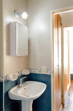 Shower, bidet, towels, soap