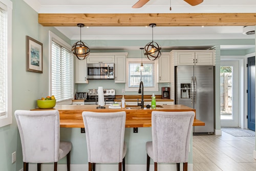 Beautiful downtown Melbourne Beach renovated apartment one block from the beach!