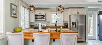 Beautiful downtown Melbourne Beach renovated apartment one block from the beach!