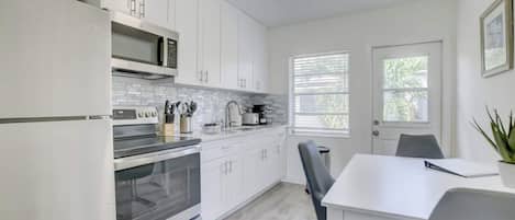 Geladeira, micro-ondas, fogão, cooktop