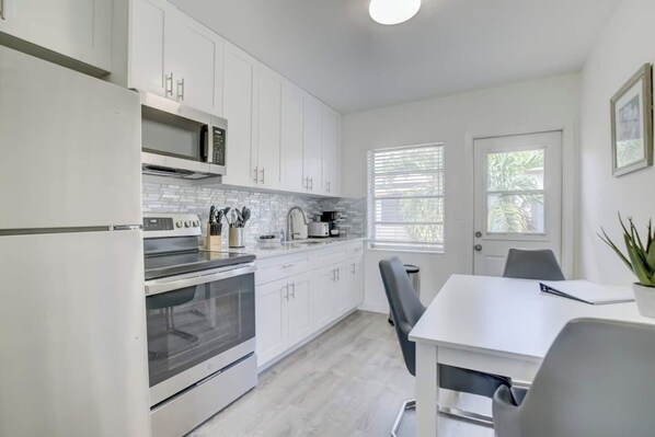 Fridge, microwave, oven, stovetop - Pool ~ Free Wifi ~ Parking ~ Smart TV (Fort Lauderdale)