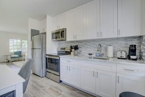 Fridge, microwave, oven, stovetop - Pool ~ Free Wifi ~ Parking ~ Smart TV (Fort Lauderdale)