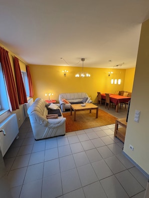 TV - Spacious vacation apartment with a beautiful covered terrace in a huge garden. (Herxheim bei Landau (Pfalz))