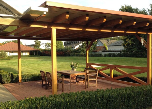 Outdoor dining - Spacious vacation apartment with a beautiful covered terrace in a huge garden. (Herxheim bei Landau (Pfalz))