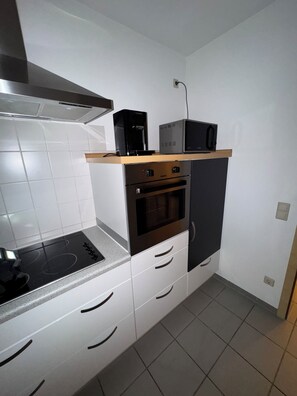 Fridge, microwave, oven, stovetop - Spacious vacation apartment with a beautiful covered terrace in a huge garden. (Herxheim bei Landau (Pfalz))