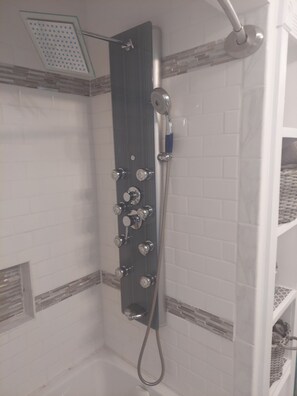 Combined shower/tub, jetted tub, hair dryer, towels