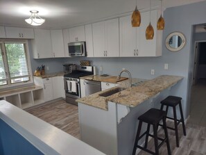 Réfrigérateur, four à micro-ondes, un four, surface de cuisson