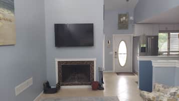 Smart TV, chimenea, reproductor de DVD y libros