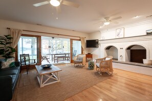 TV - West River Waterfront Escape with Boat Lift, Kayaks & Bay Views (Shady Side)