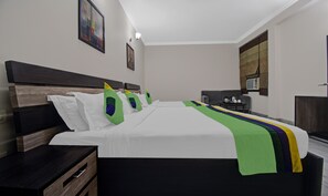 Deluxe Room, Mountain View | Desk - Treebo Maharaja Residency Family Hotel (Jaipur)
