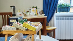 Taula de fusta amb diversos aliments i una caixa de te.