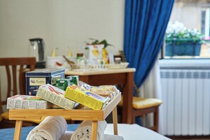 Classic-Vierbettzimmer | Essbereich im Zimmer