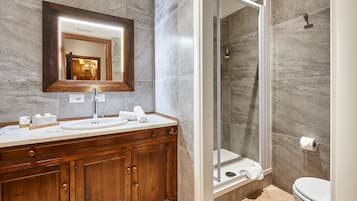 Quarto standard | Banheiro | Chuveiro, chuveiro com efeito de chuva, produtos de toalete grátis