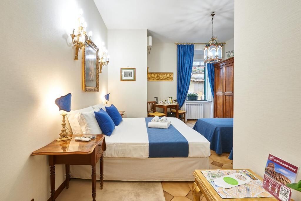 Habitación cuádruple clásica | Edredones de plumas y minibar con artículos gratuitos