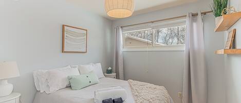 4 bedrooms, desk, iron/ironing board, free WiFi