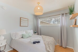 4 bedrooms, desk, iron/ironing board, free WiFi - 4BR I 5 mins to NDSU, King, Pack n play, Backyard (Fargo)