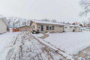 Exterior - 4BR I 5 mins to NDSU, King, Pack n play, Backyard (Fargo)