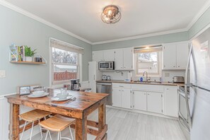 Fridge, microwave, oven, stovetop - 4BR I 5 mins to NDSU, King, Pack n play, Backyard (Fargo)