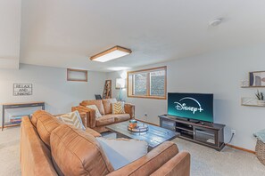 Smart TV - 4BR I 5 mins to NDSU, King, Pack n play, Backyard (Fargo)