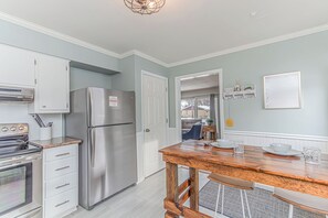 Fridge, microwave, oven, stovetop - 4BR I 5 mins to NDSU, King, Pack n play, Backyard (Fargo)