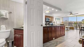 Køleskab, mikrobølgeovn, ovn, kogeplade