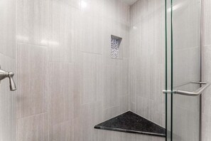 Douche, sĂšche-cheveux, serviettes fournies