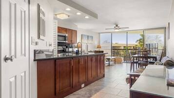 KĂŒhlschrank, Mikrowelle, Ofen, Herdplatte