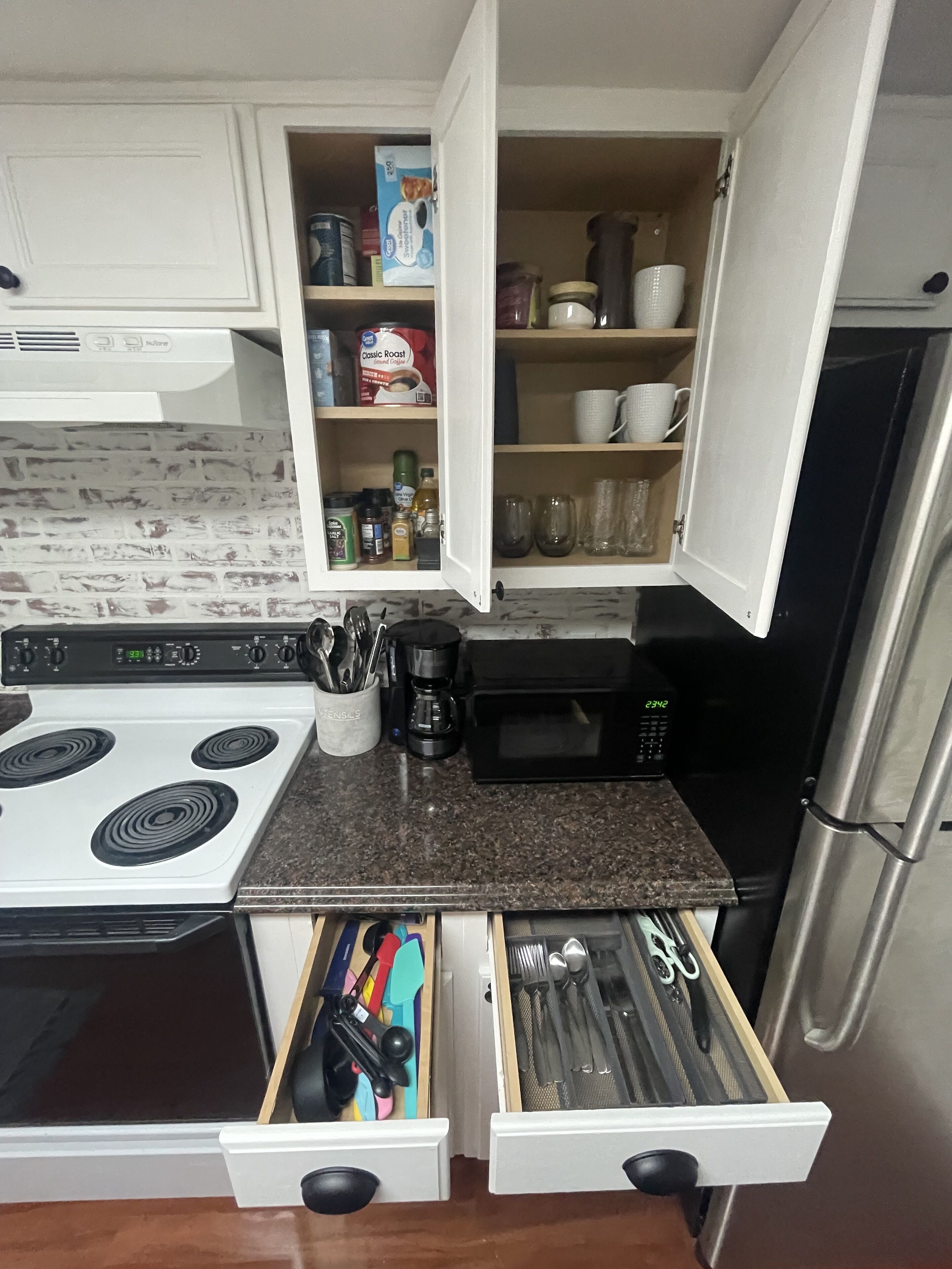 Kjøleskap, mikrobølgeovn, ovn og kokeplater