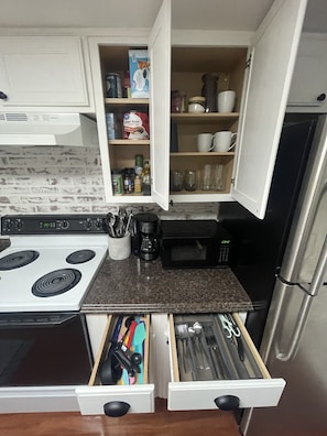 Jääkaappi, mikroaaltouuni, uuni, liesi