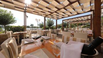 屋外ダイニングエリア