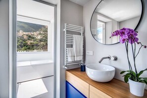 Dusche, Whirlpool, Haartrockner, Bidet