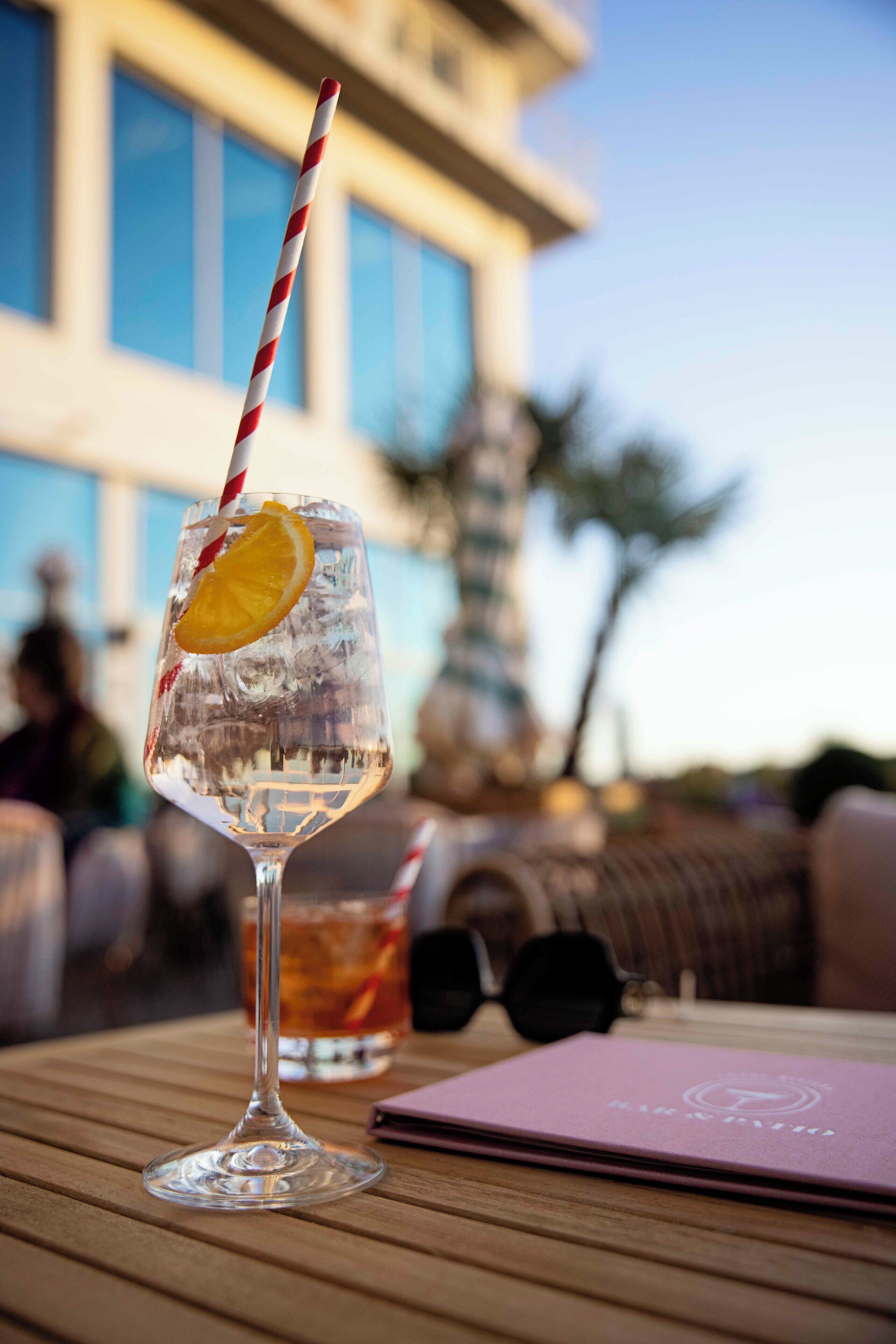 4 bars/lounges, poolside bar