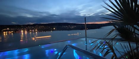 Una piscina cubierta, una piscina al aire libre, tumbonas