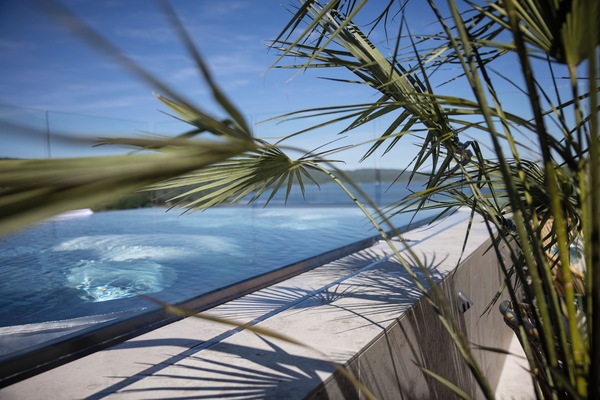 Piscine intérieure, piscine extérieure, 6 h à 21 h, chaises longues
