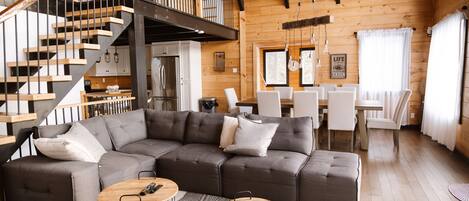 Smart TV, chimenea y futbolito