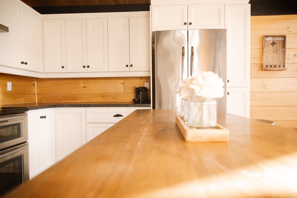 Fridge, microwave, oven, stovetop - Chalet Peah - Log Cabin in the Heart of Charlevoix (La Malbaie)