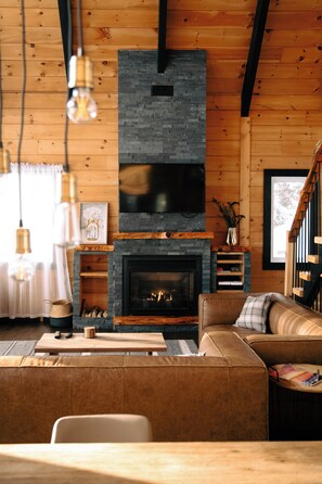 Smart-tv, een open haard en tafelvoetbal