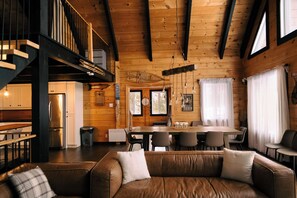 Smart-tv, een open haard en tafelvoetbal