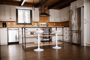 Fridge, microwave, oven, stovetop - Chalet Peah - Log Cabin in the Heart of Charlevoix (La Malbaie)