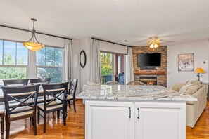 Televisión y chimenea 